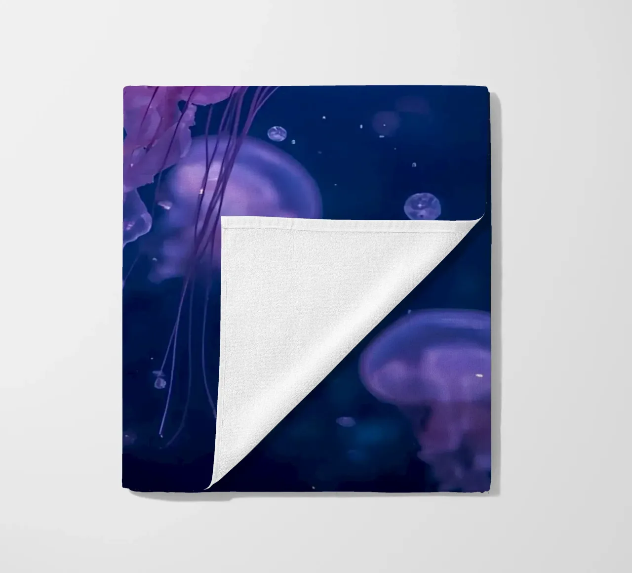 Meduse in acque profonde e blu telo mare da DesignDoodle