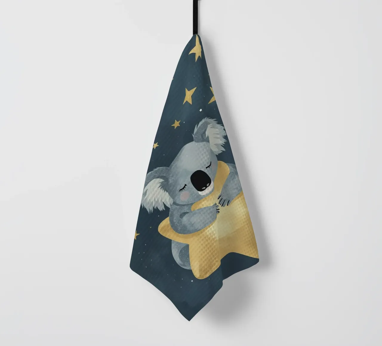 Mignon Koala étreignant une étoile dans le ciel étoilé torchon de DesignDoodle