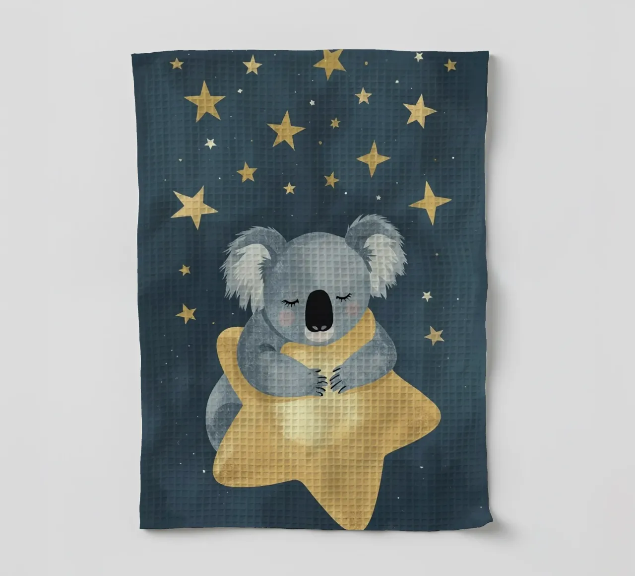 Mignon Koala étreignant une étoile dans le ciel étoilé torchon de DesignDoodle