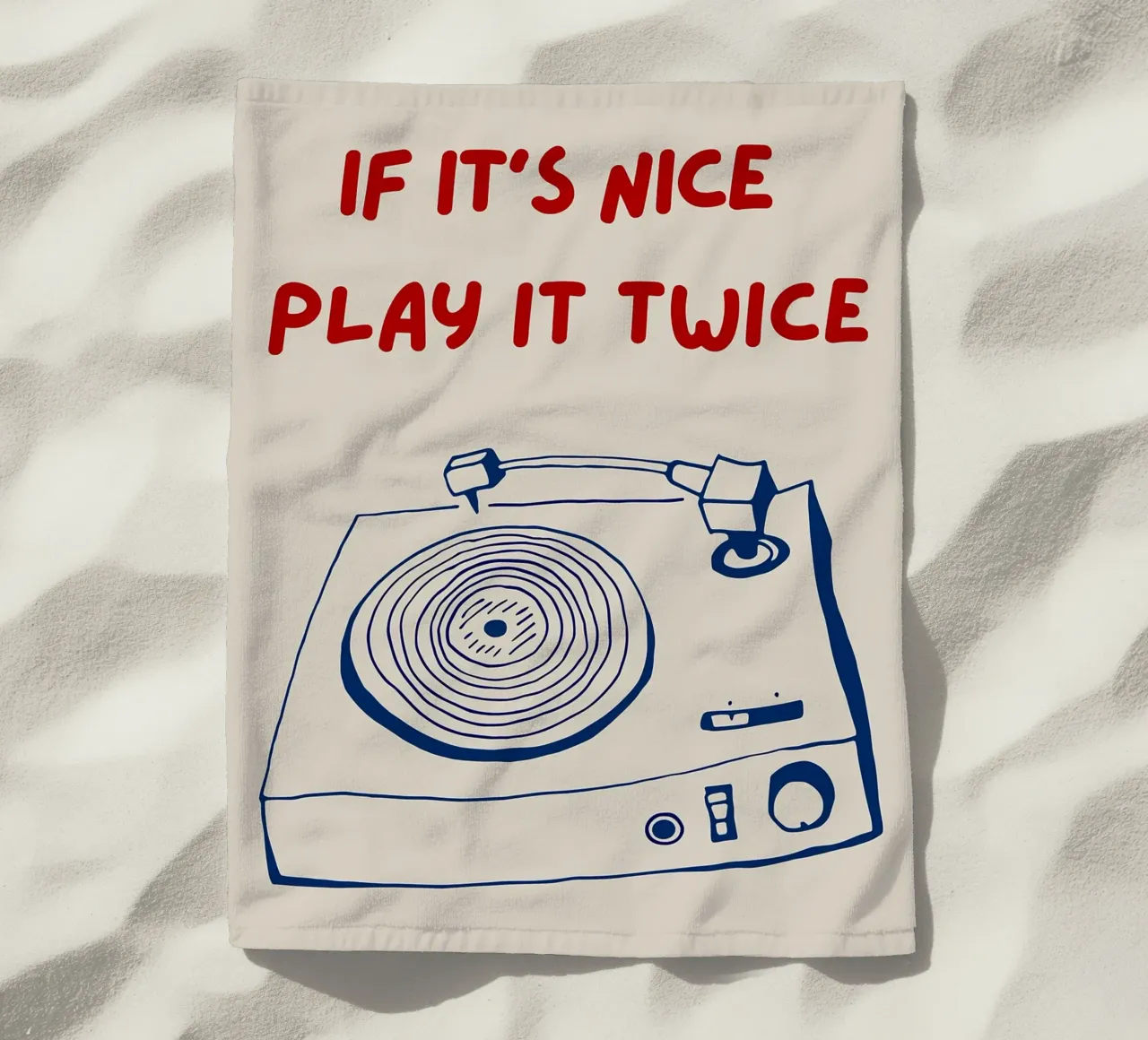 If It's Nice Play It Twice, divertente poster tipografico telo mare da Kimberly Johnson