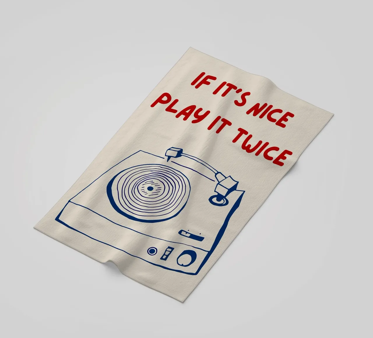 If It's Nice Play It Twice, divertente poster tipografico telo mare da Kimberly Johnson