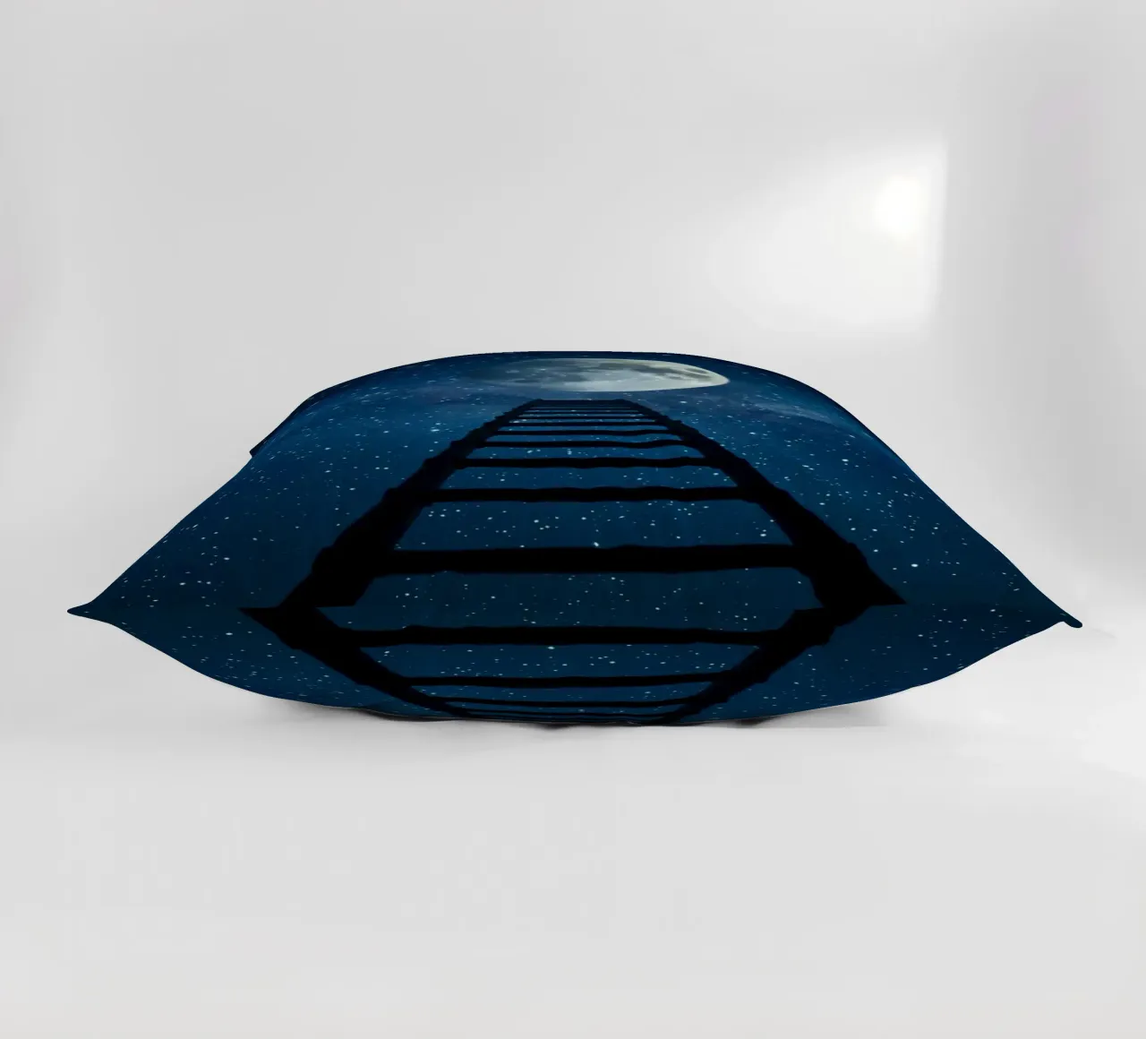 Scala per la luna nel cielo stellato cuscino da DesignDoodle