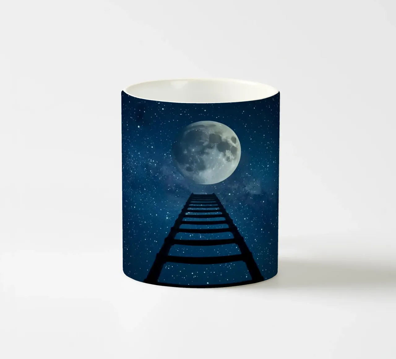 Scala per la luna nel cielo stellato tazza in ceramica da DesignDoodle