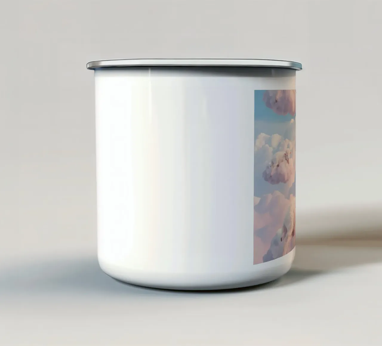 Agnelli sognanti che dormono sulle nuvole tazza in smalto da DesignDoodle