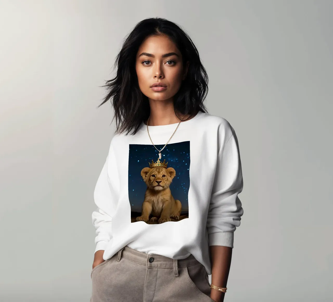 Leeuwenwelp draagt kroon 's nachts sweatshirt van DesignDoodle