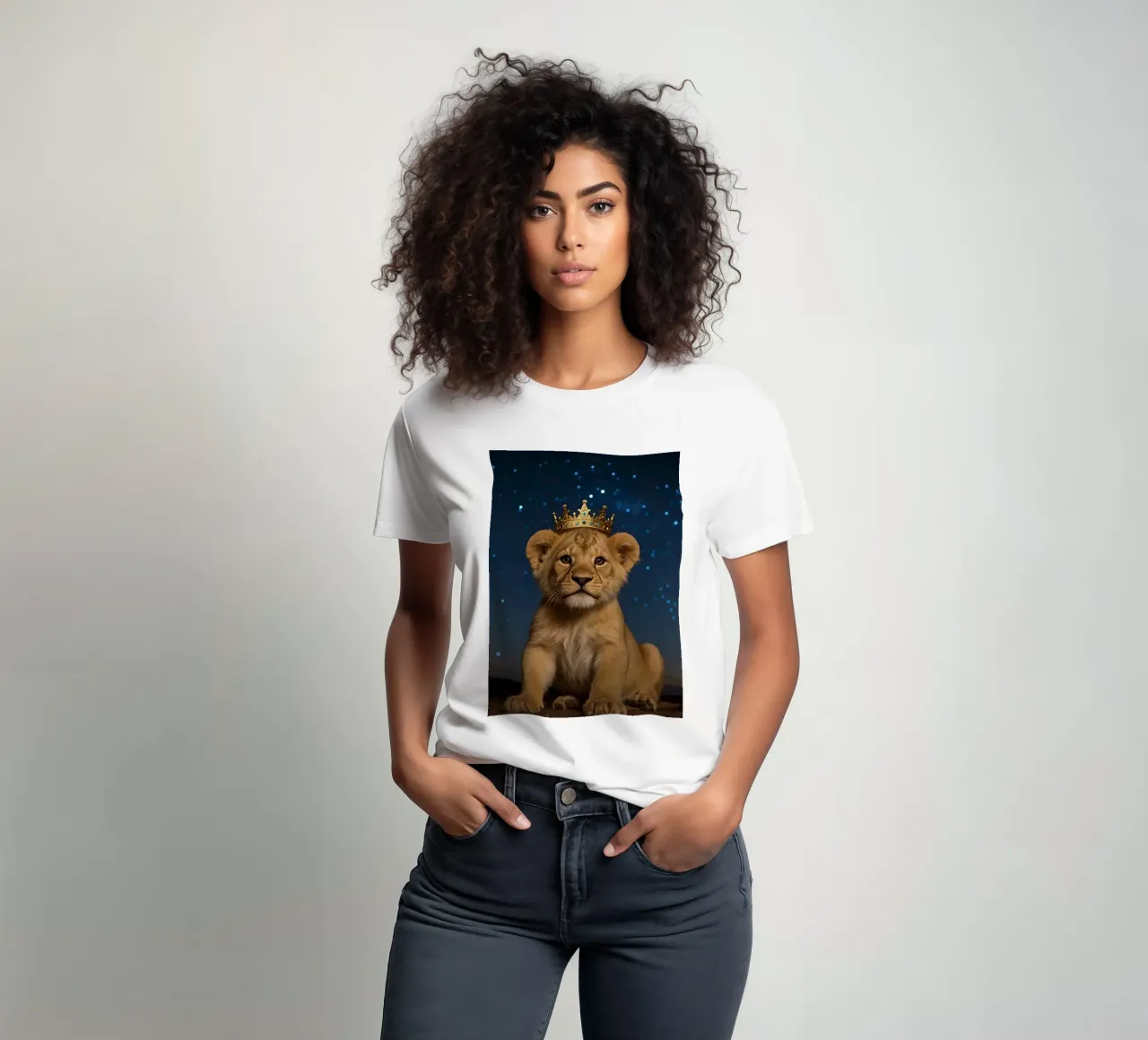 Leeuwenwelp draagt kroon 's nachts t-shirt van DesignDoodle