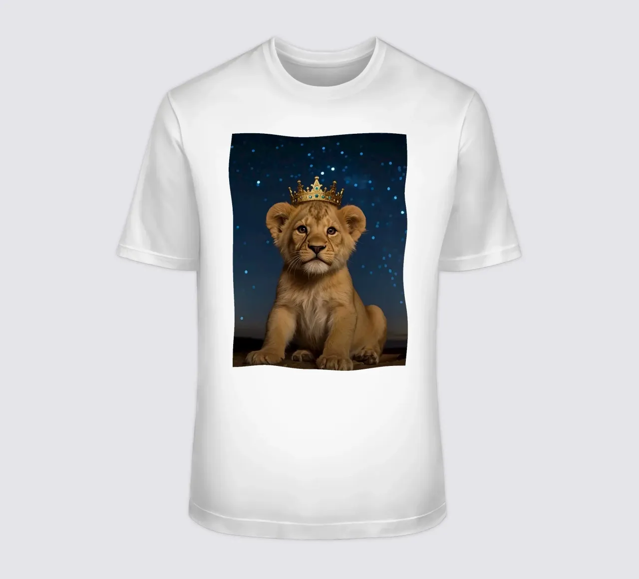 Leeuwenwelp draagt kroon 's nachts t-shirt van DesignDoodle