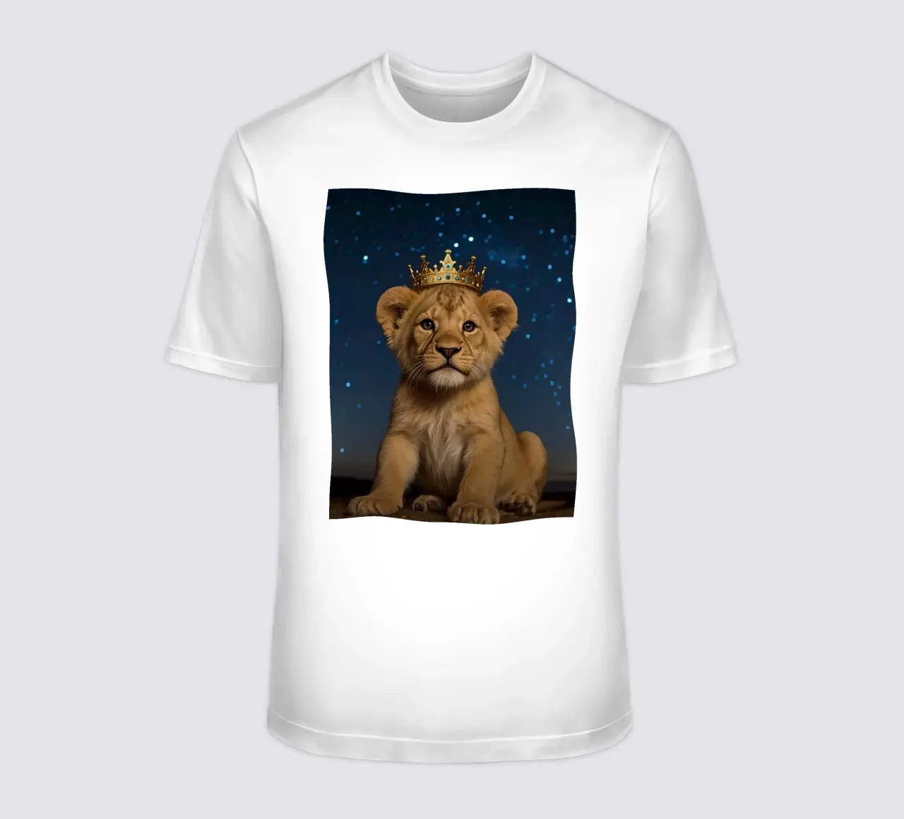 Leeuwenwelp draagt kroon 's nachts t-shirt van DesignDoodle