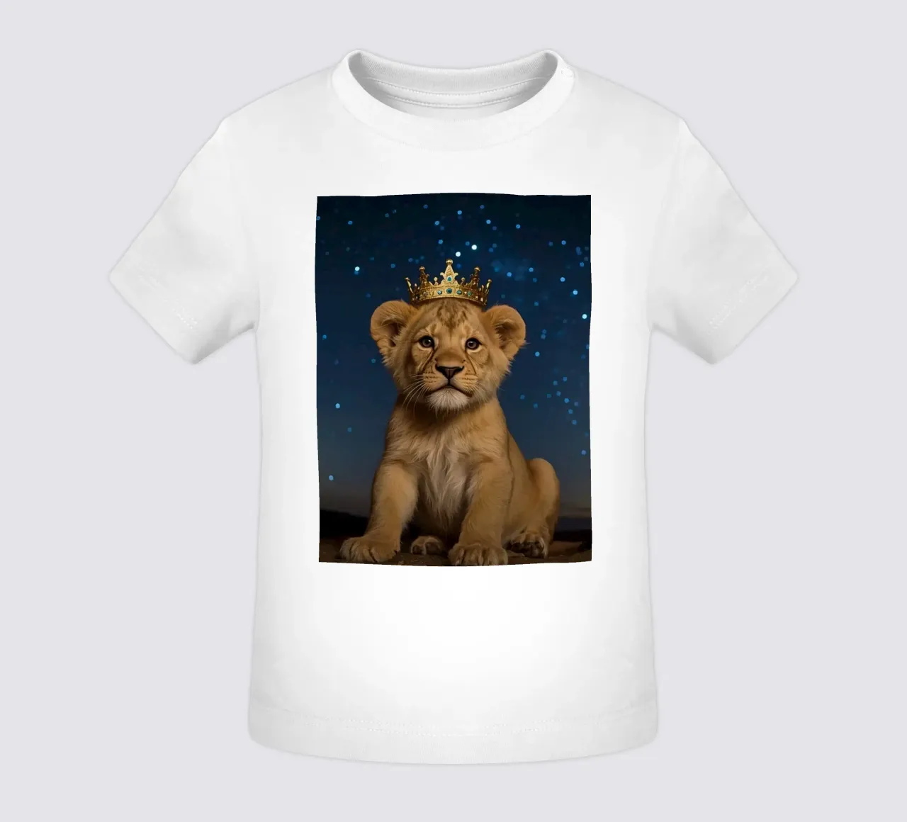 Leeuwenwelp draagt kroon 's nachts baby t-shirt van DesignDoodle