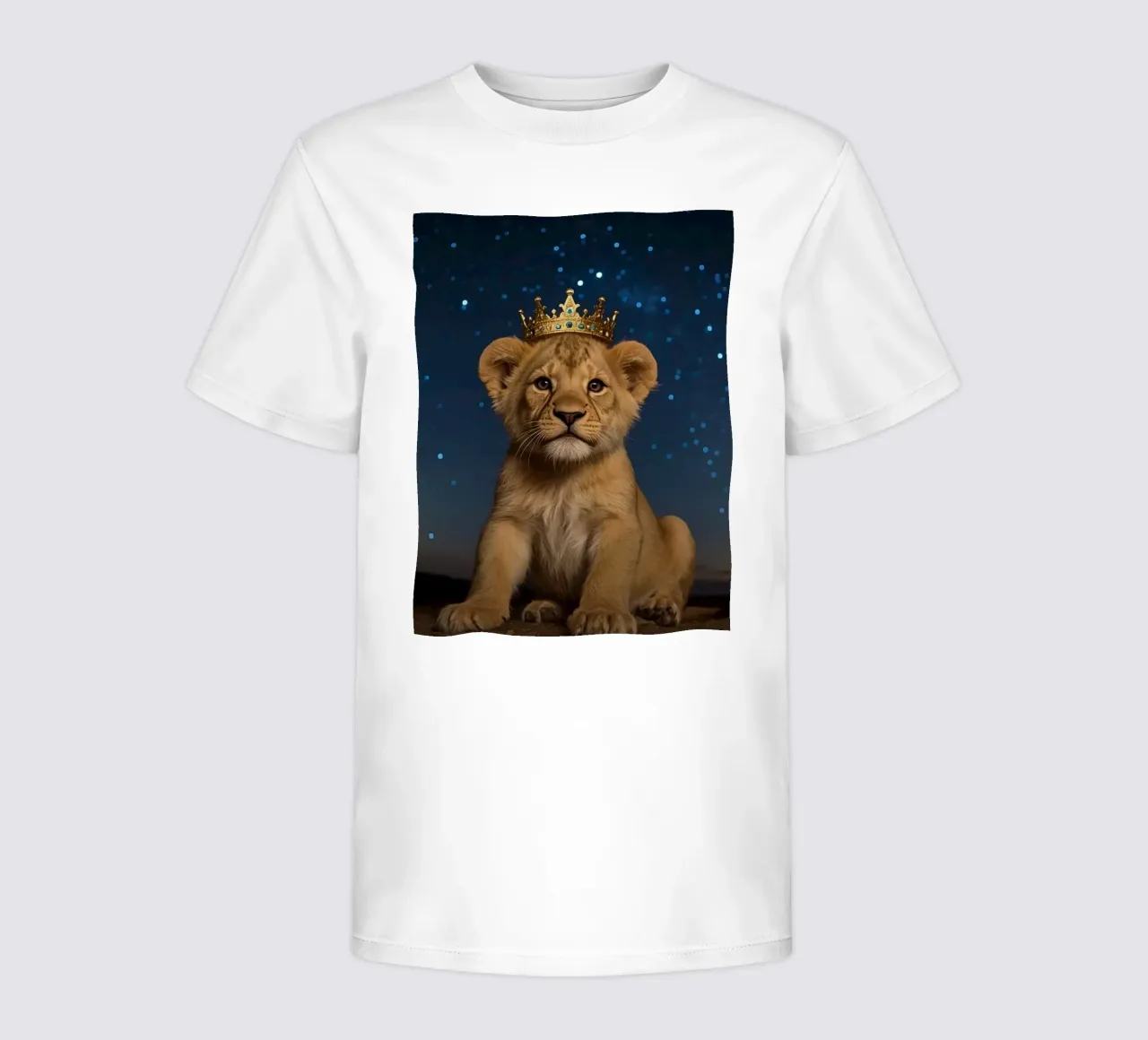 Leeuwenwelp draagt kroon 's nachts kinder t-shirt van DesignDoodle