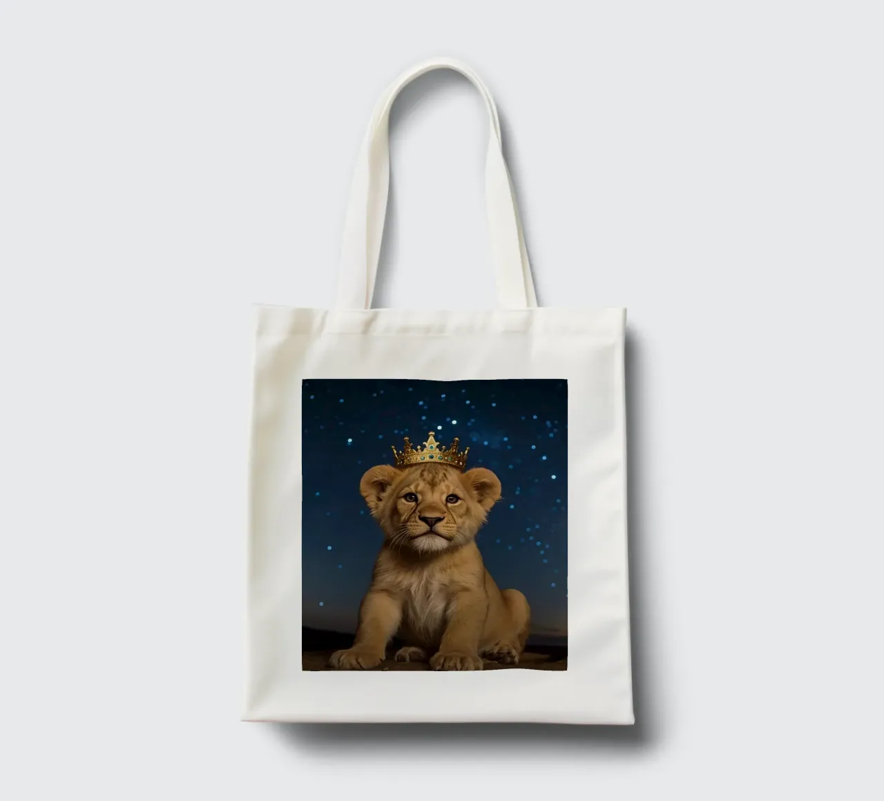 Leeuwenwelp draagt kroon 's nachts jute draagtas van DesignDoodle