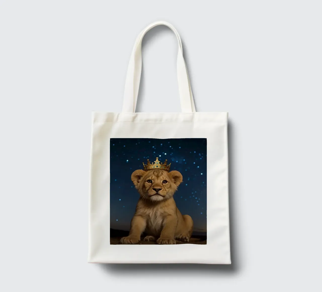 Leeuwenwelp draagt kroon 's nachts jute draagtas van DesignDoodle