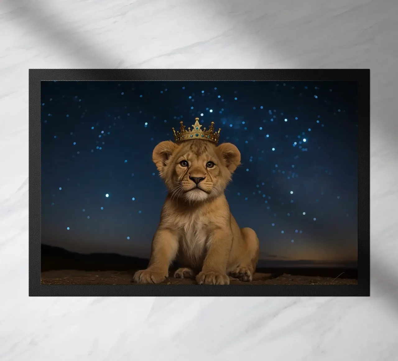 Leeuwenwelp draagt kroon 's nachts deurmat van DesignDoodle