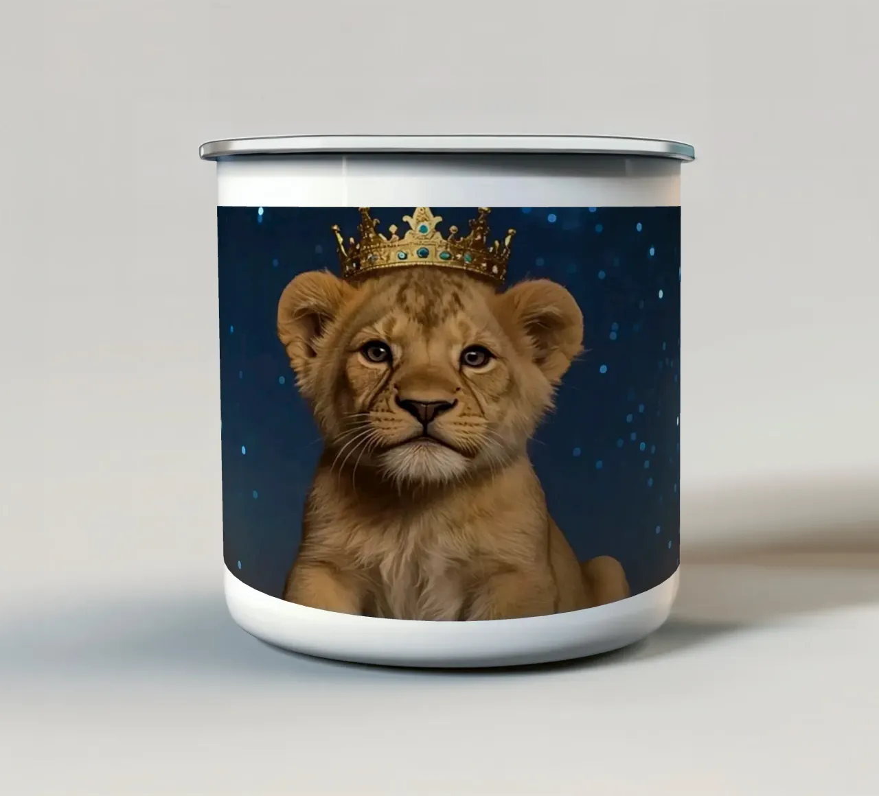 Leeuwenwelp draagt kroon 's nachts emaille mok van DesignDoodle