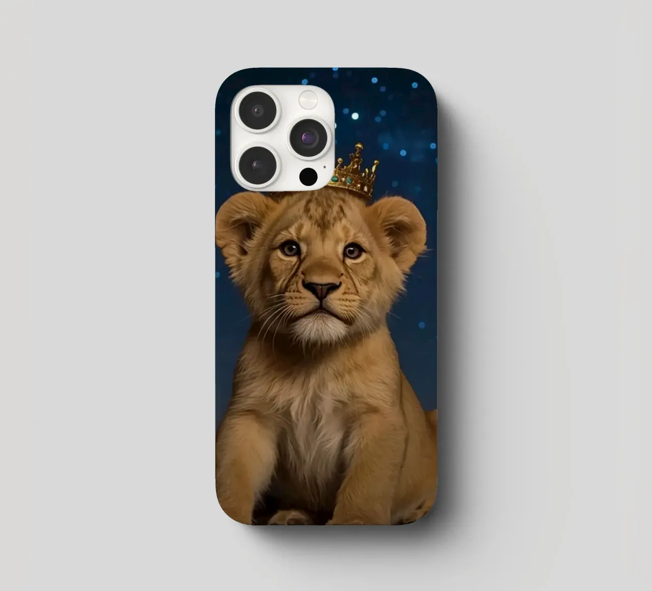 Leeuwenwelp draagt kroon 's nachts iphone hoesje van DesignDoodle