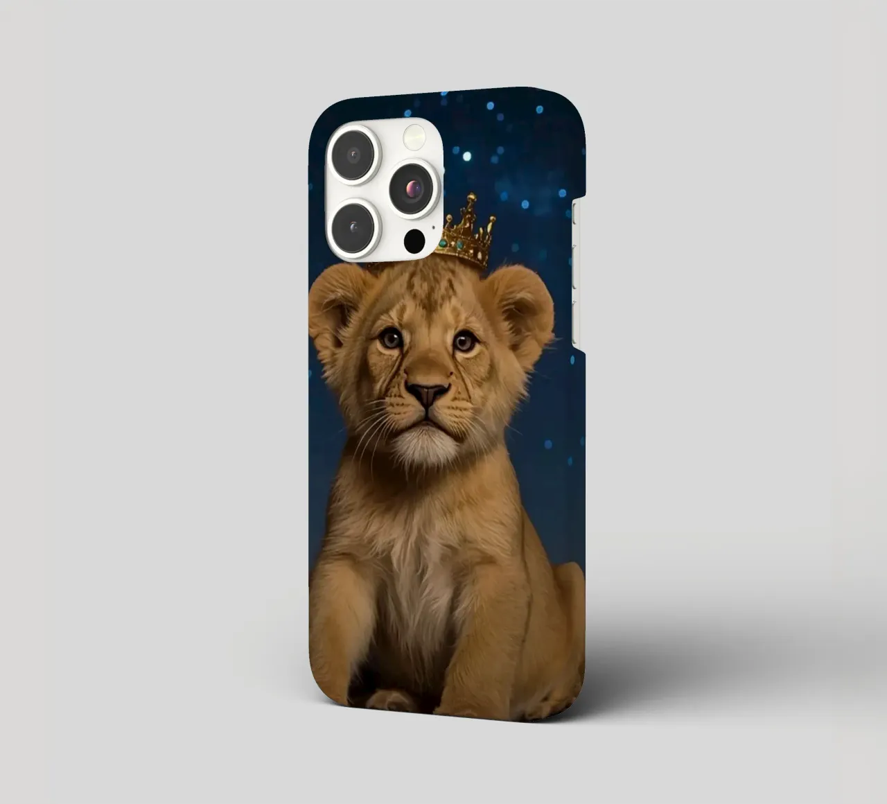 Leeuwenwelp draagt kroon 's nachts iphone hoesje van DesignDoodle