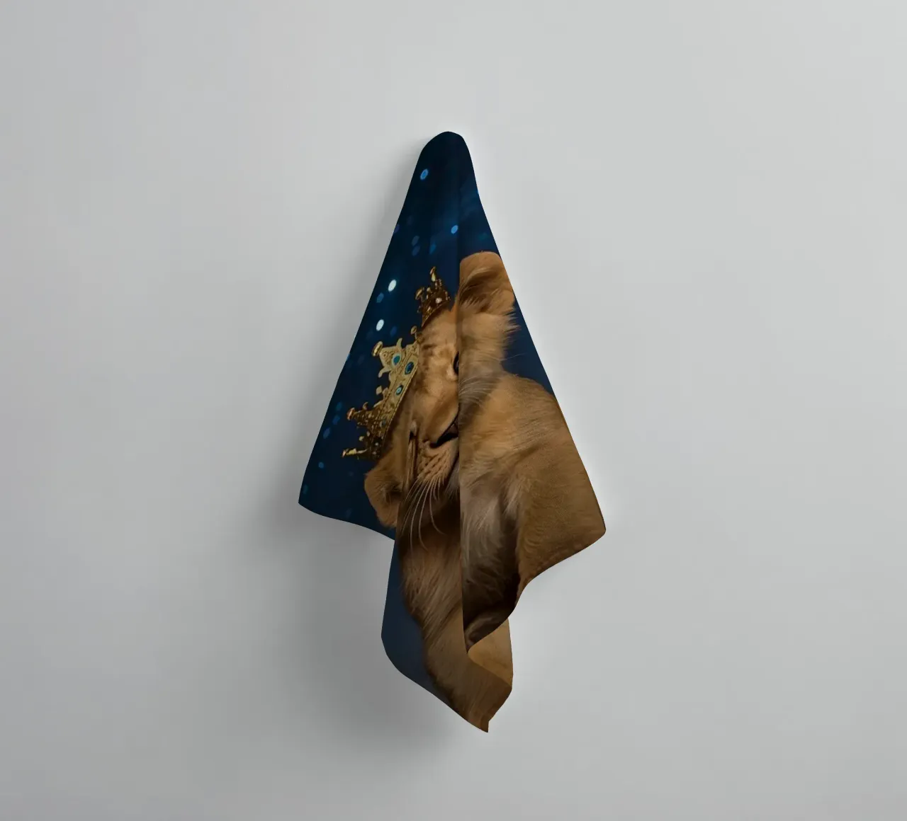 Löwenjunges trägt nachts eine Krone Handtuch von DesignDoodle