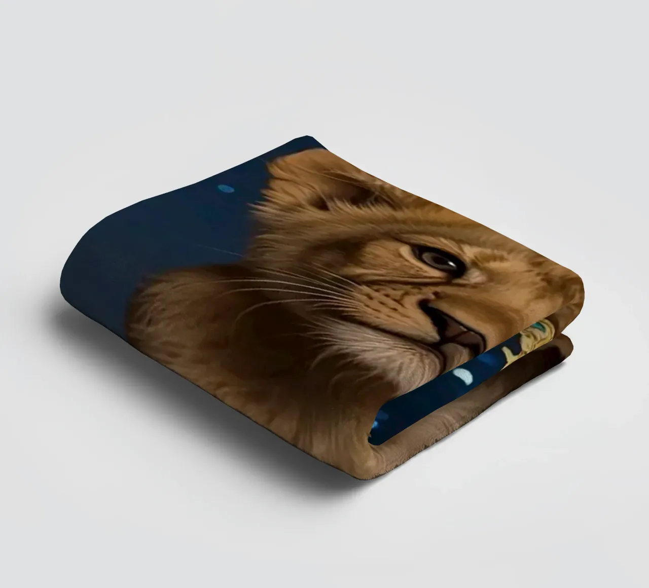 Löwenjunges trägt nachts eine Krone Handtuch von DesignDoodle