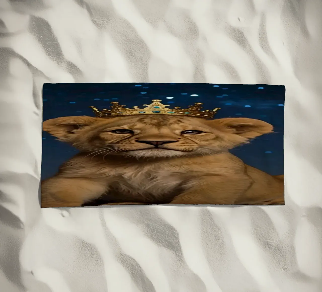 Leeuwenwelp draagt kroon 's nachts strandhanddoek van DesignDoodle