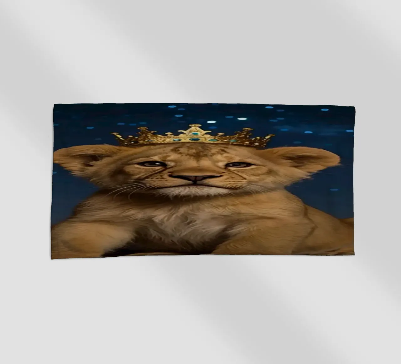 Leeuwenwelp draagt kroon 's nachts strandhanddoek van DesignDoodle