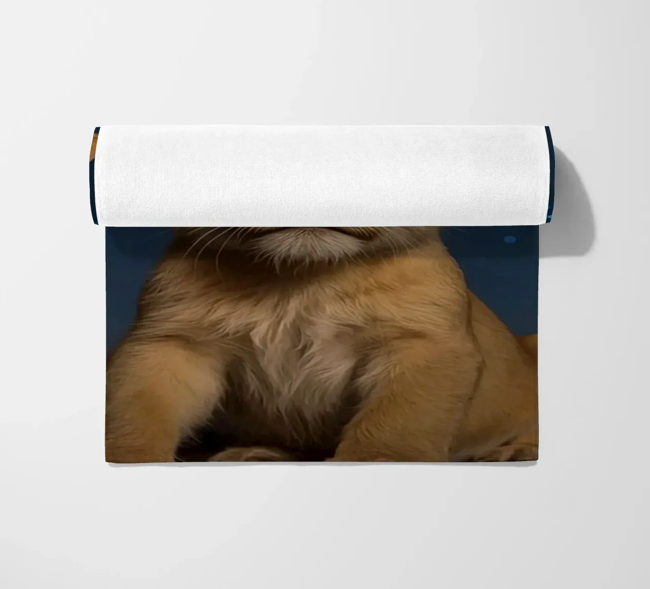 Leeuwenwelp draagt kroon 's nachts strandhanddoek van DesignDoodle