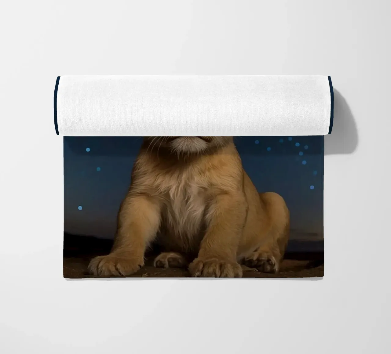 Leeuwenwelp draagt kroon 's nachts strandhanddoek van DesignDoodle