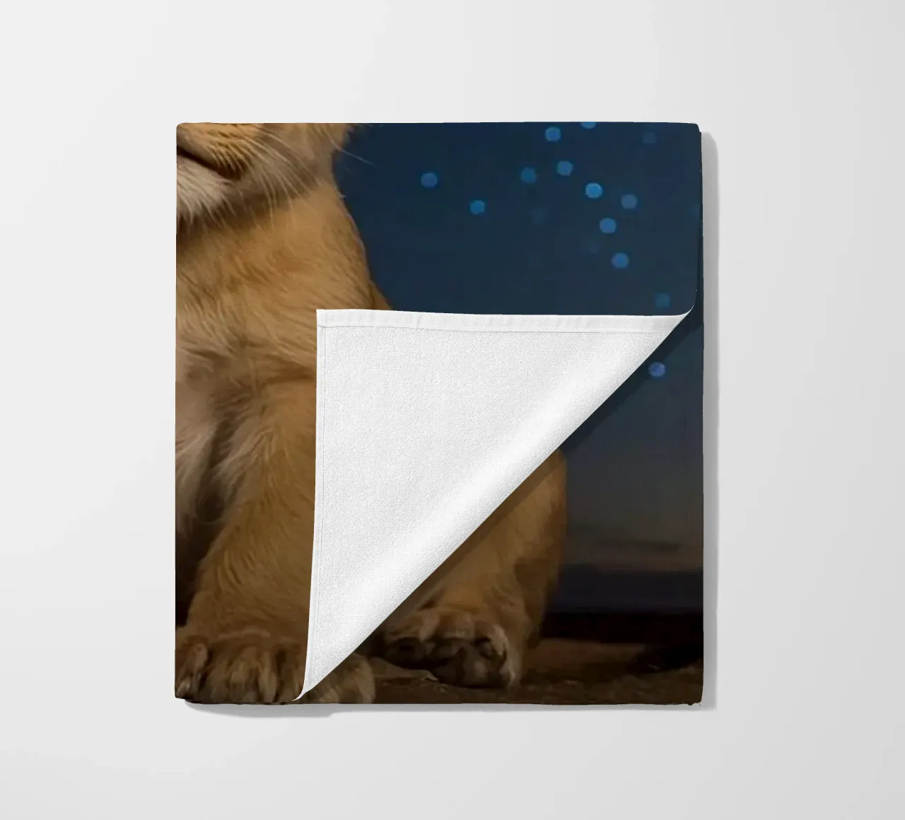 Leeuwenwelp draagt kroon 's nachts strandhanddoek van DesignDoodle