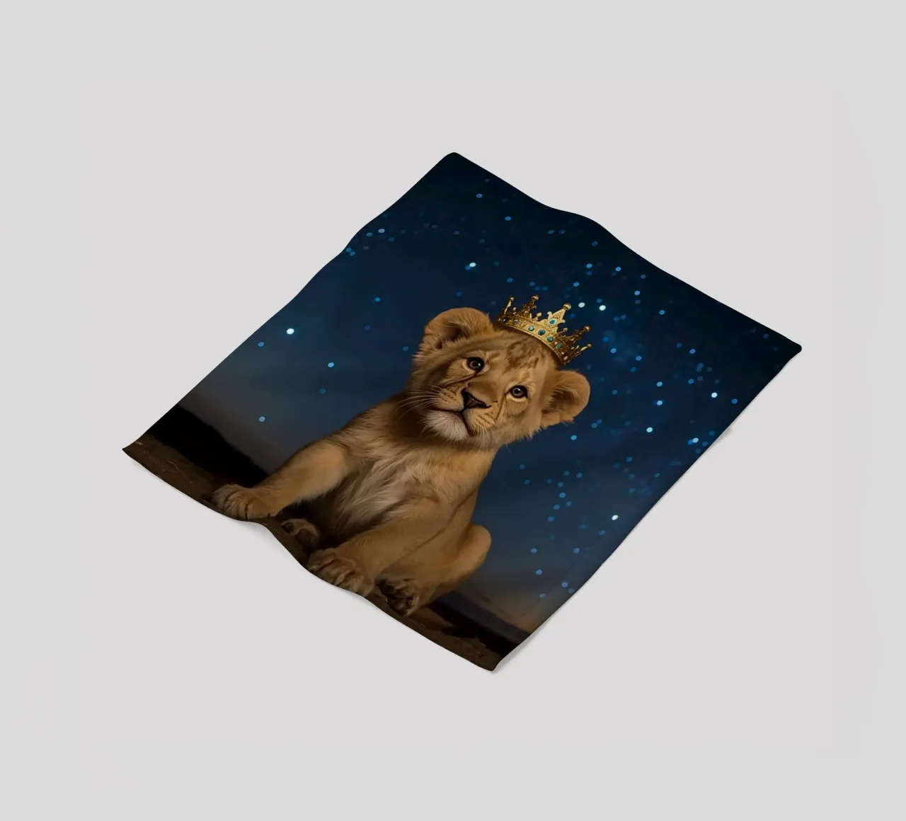 Leeuwenwelp draagt kroon 's nachts fleecedeken van DesignDoodle
