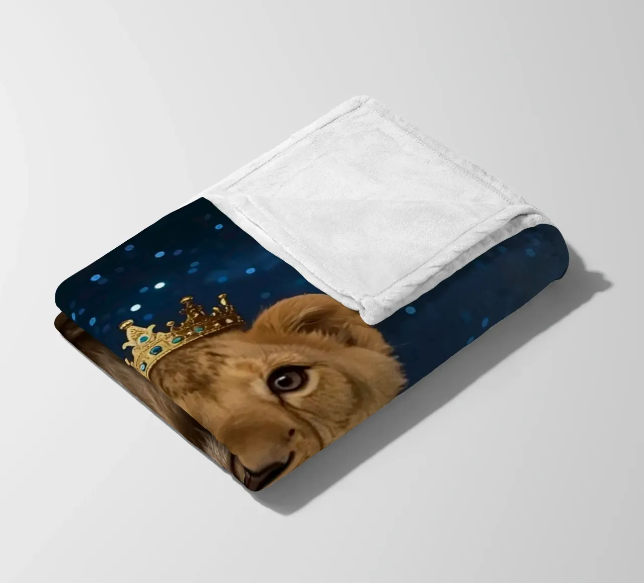 Leeuwenwelp draagt kroon 's nachts fleecedeken van DesignDoodle