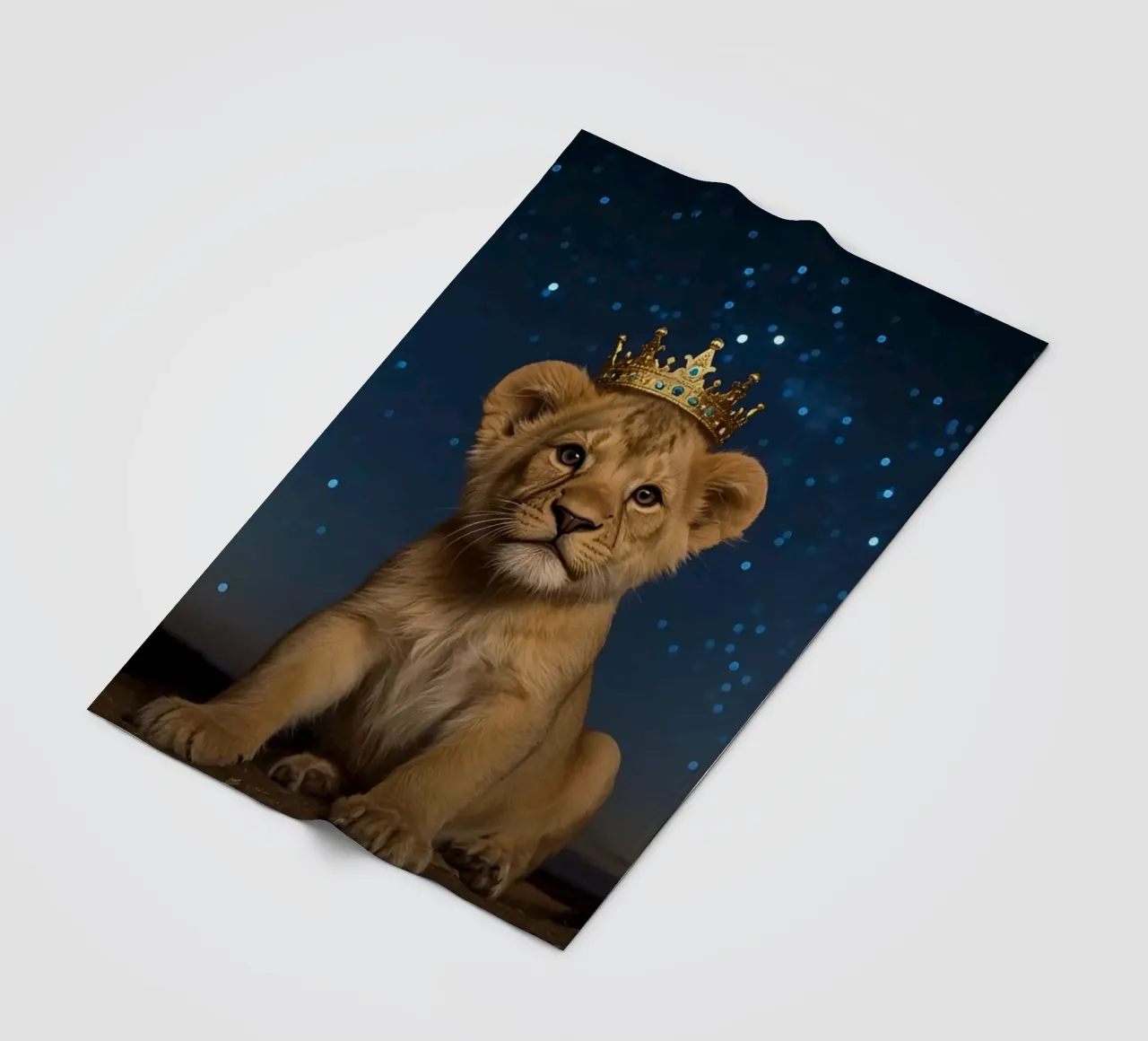 Leeuwenwelp draagt kroon 's nachts fleecedeken van DesignDoodle