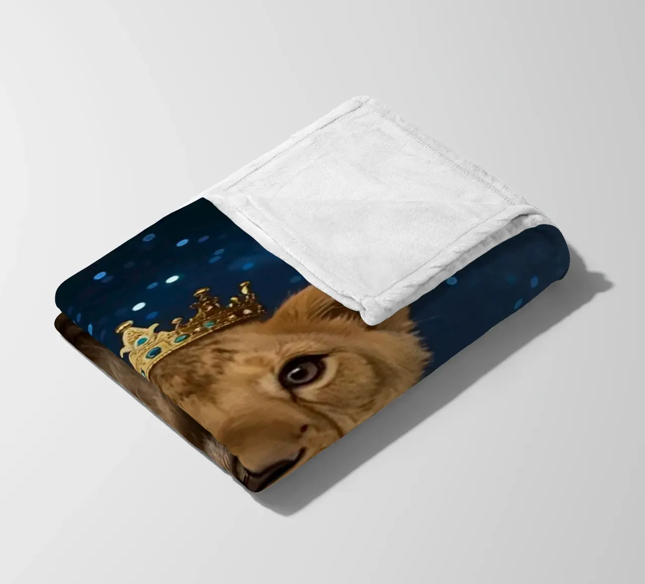 Leeuwenwelp draagt kroon 's nachts fleecedeken van DesignDoodle