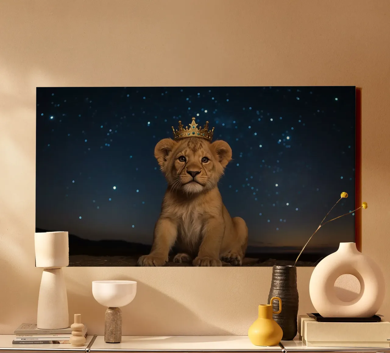 Leeuwenwelp draagt kroon 's nachts canvas van DesignDoodle