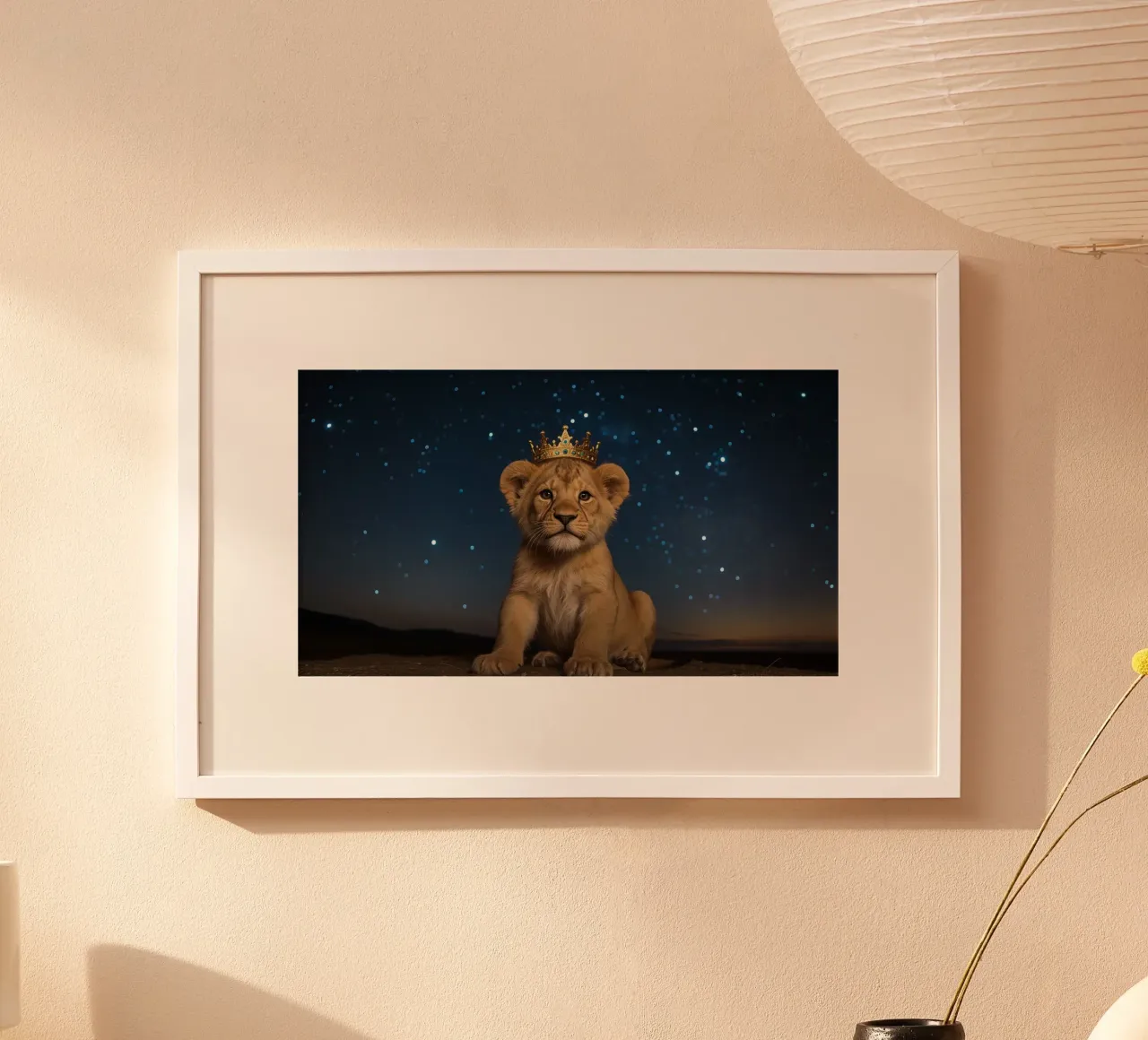 Leeuwenwelp draagt kroon 's nachts hahnemühle van DesignDoodle