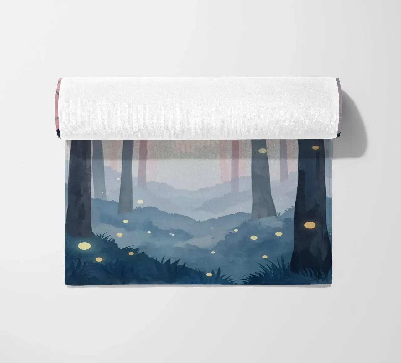 Foresta nebbiosa con sfere luminose telo mare da DesignDoodle