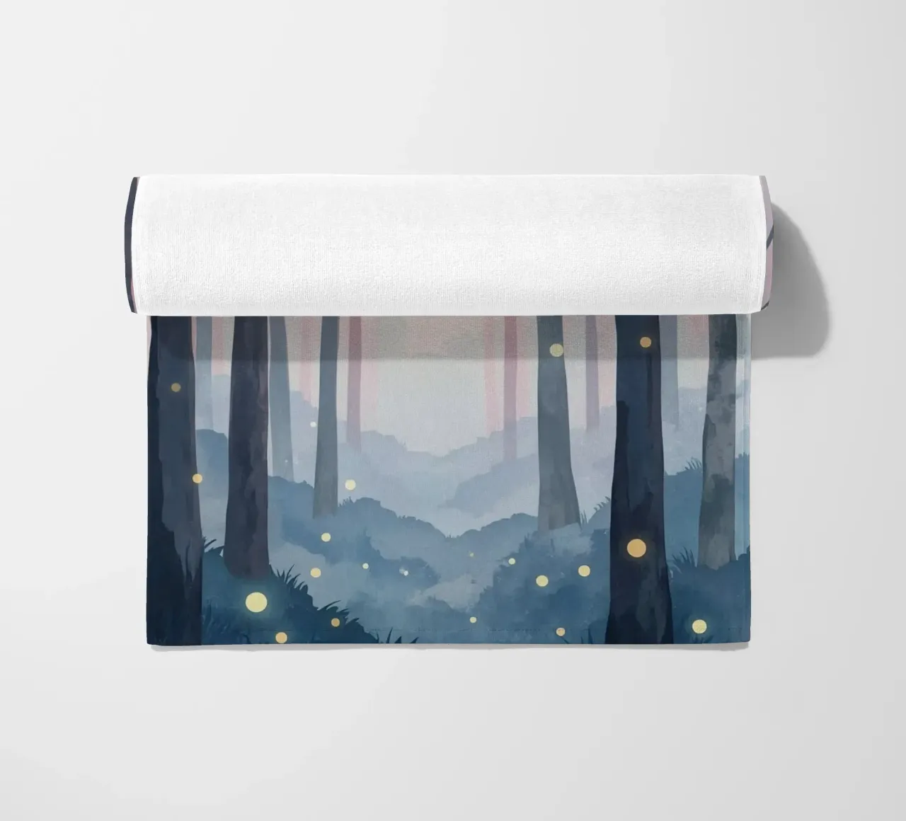 Foresta nebbiosa con sfere luminose telo mare da DesignDoodle