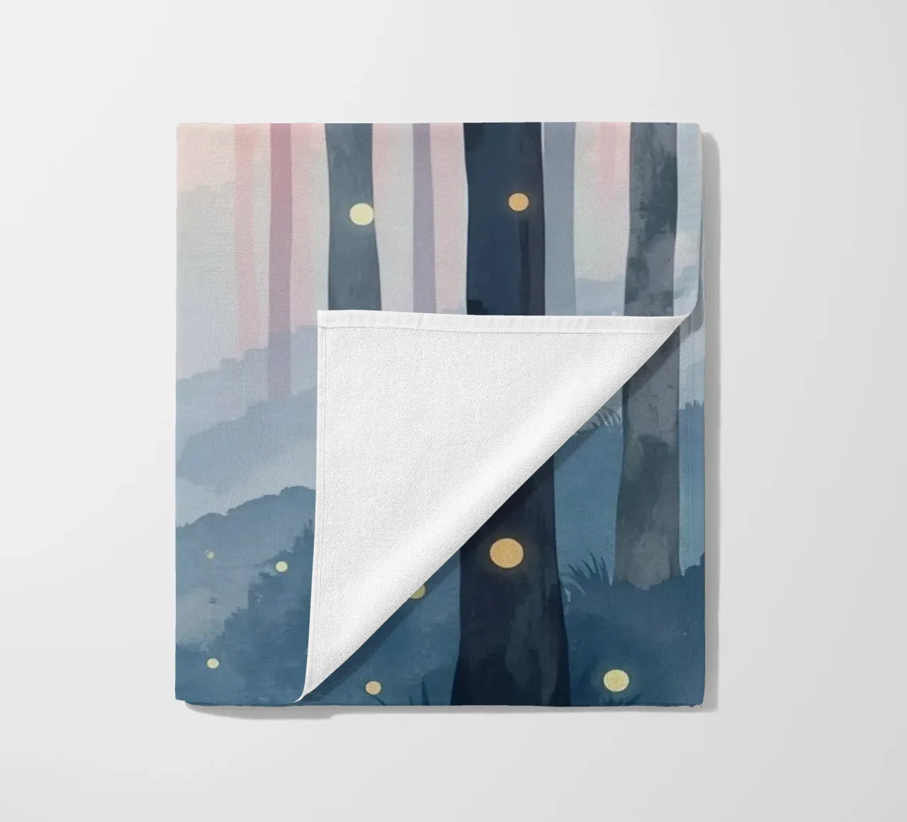 Foresta nebbiosa con sfere luminose telo mare da DesignDoodle