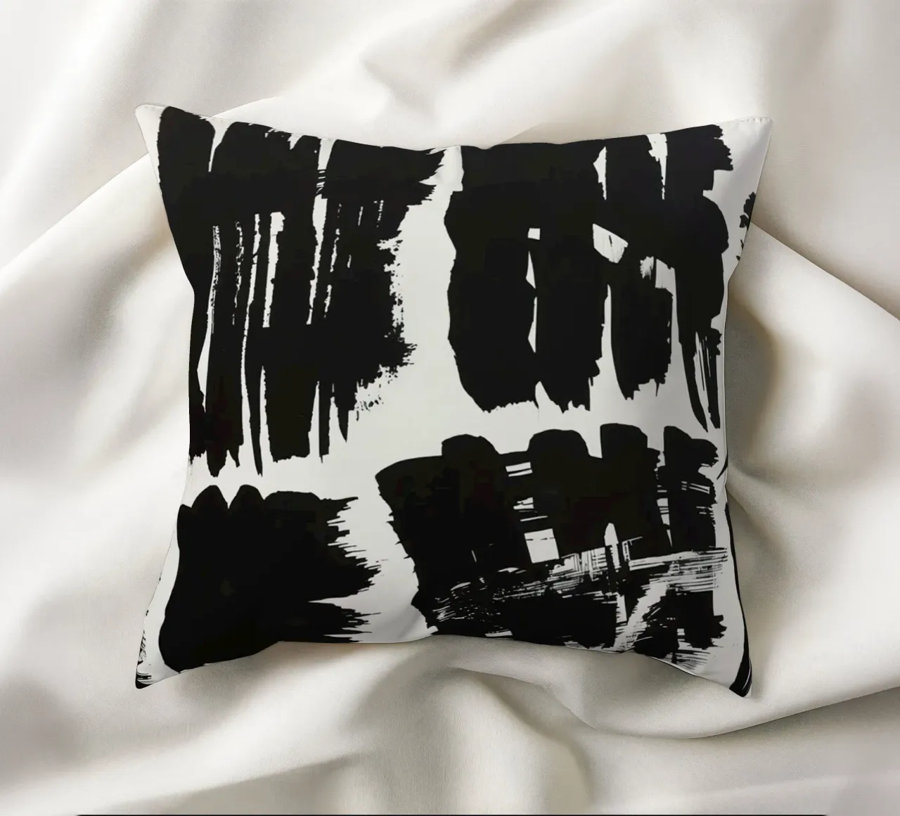 Pennellate astratte di inchiostro nero su sfondo bianco cuscino da DesignDoodle