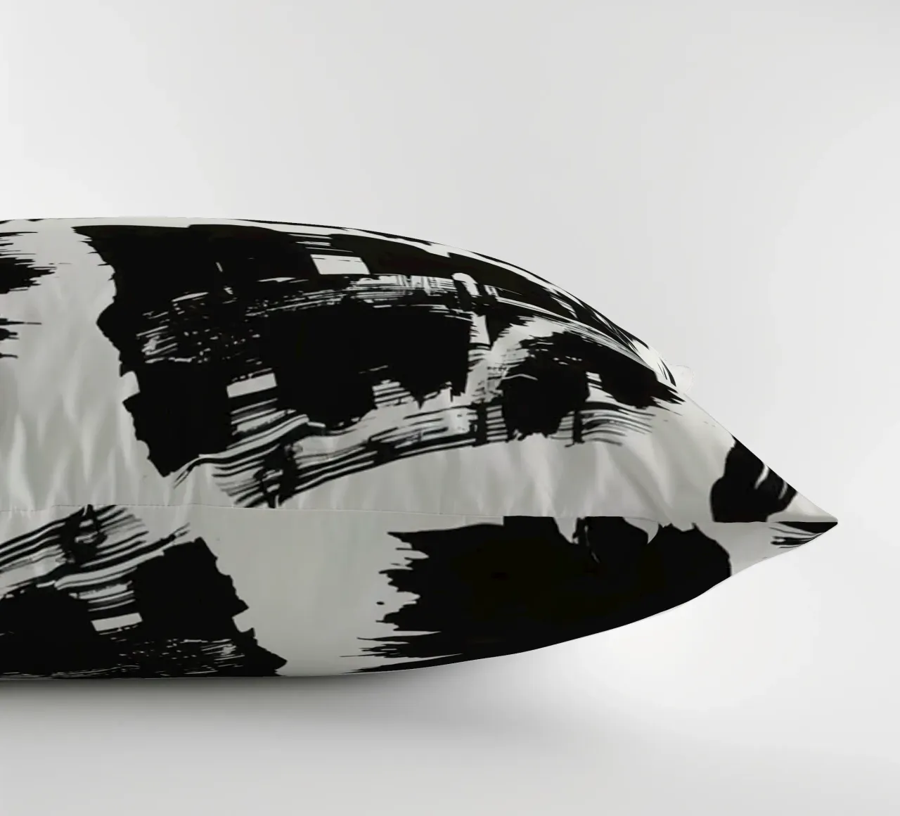 Pennellate astratte di inchiostro nero su sfondo bianco cuscino da DesignDoodle
