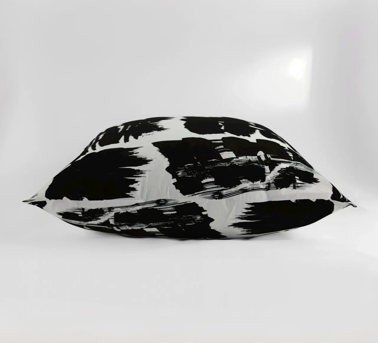 Pennellate astratte di inchiostro nero su sfondo bianco cuscino da DesignDoodle