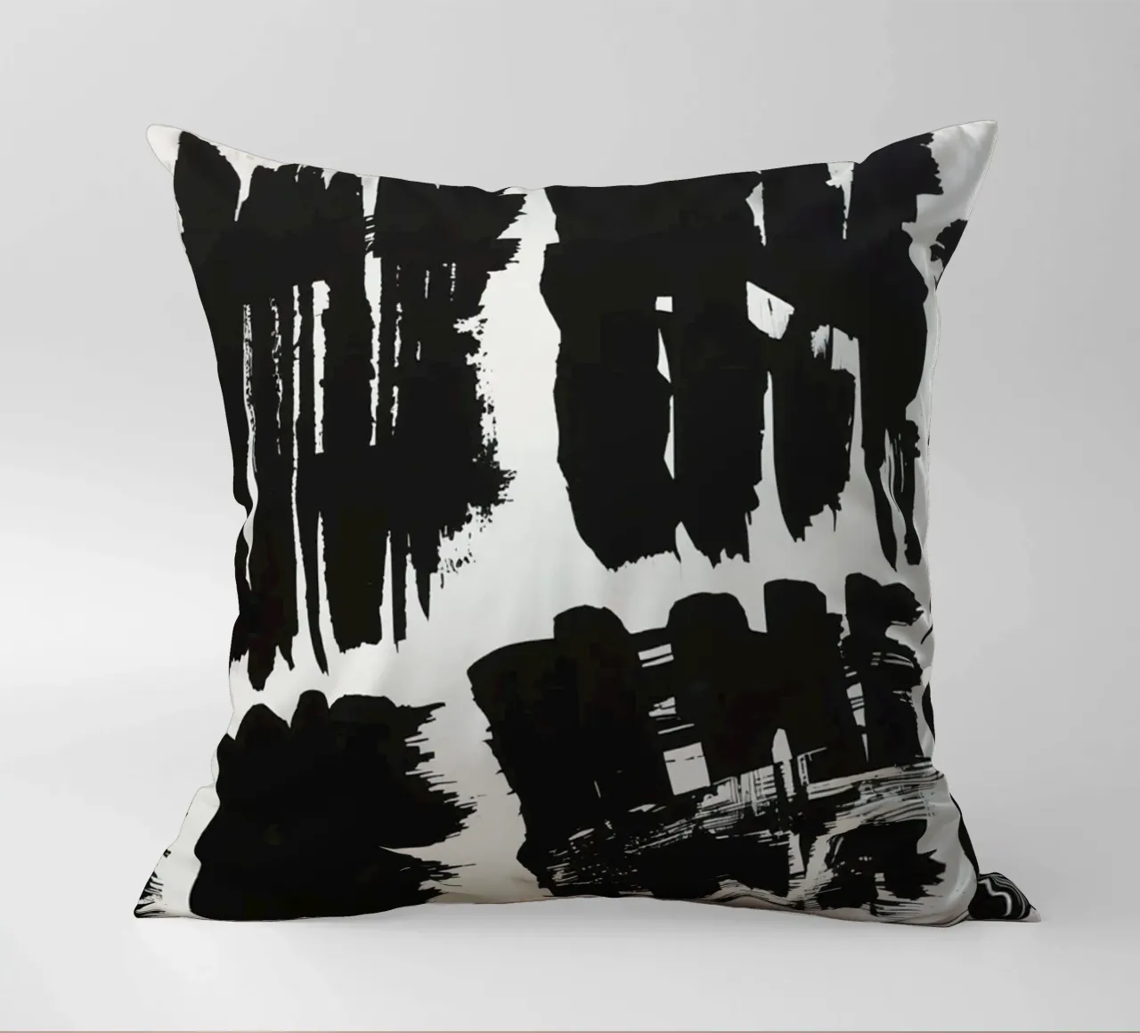 Pennellate astratte di inchiostro nero su sfondo bianco cuscino da DesignDoodle