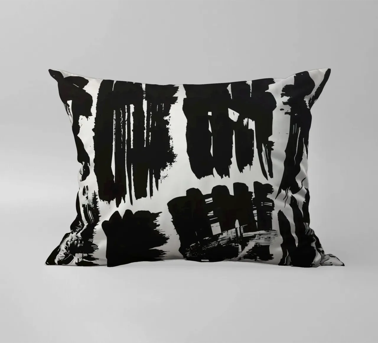 Pennellate astratte di inchiostro nero su sfondo bianco cuscino da DesignDoodle