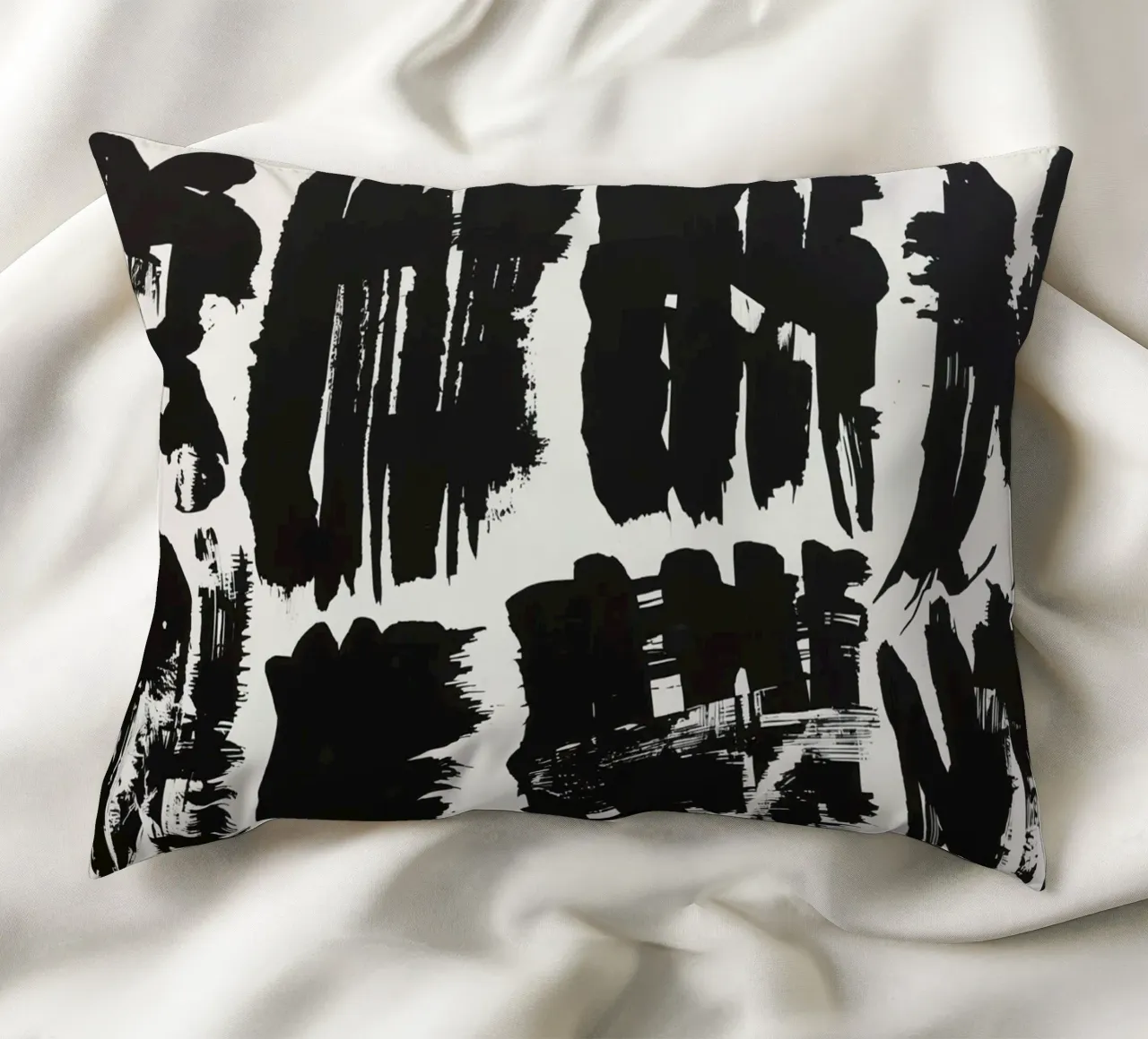 Pennellate astratte di inchiostro nero su sfondo bianco cuscino da DesignDoodle