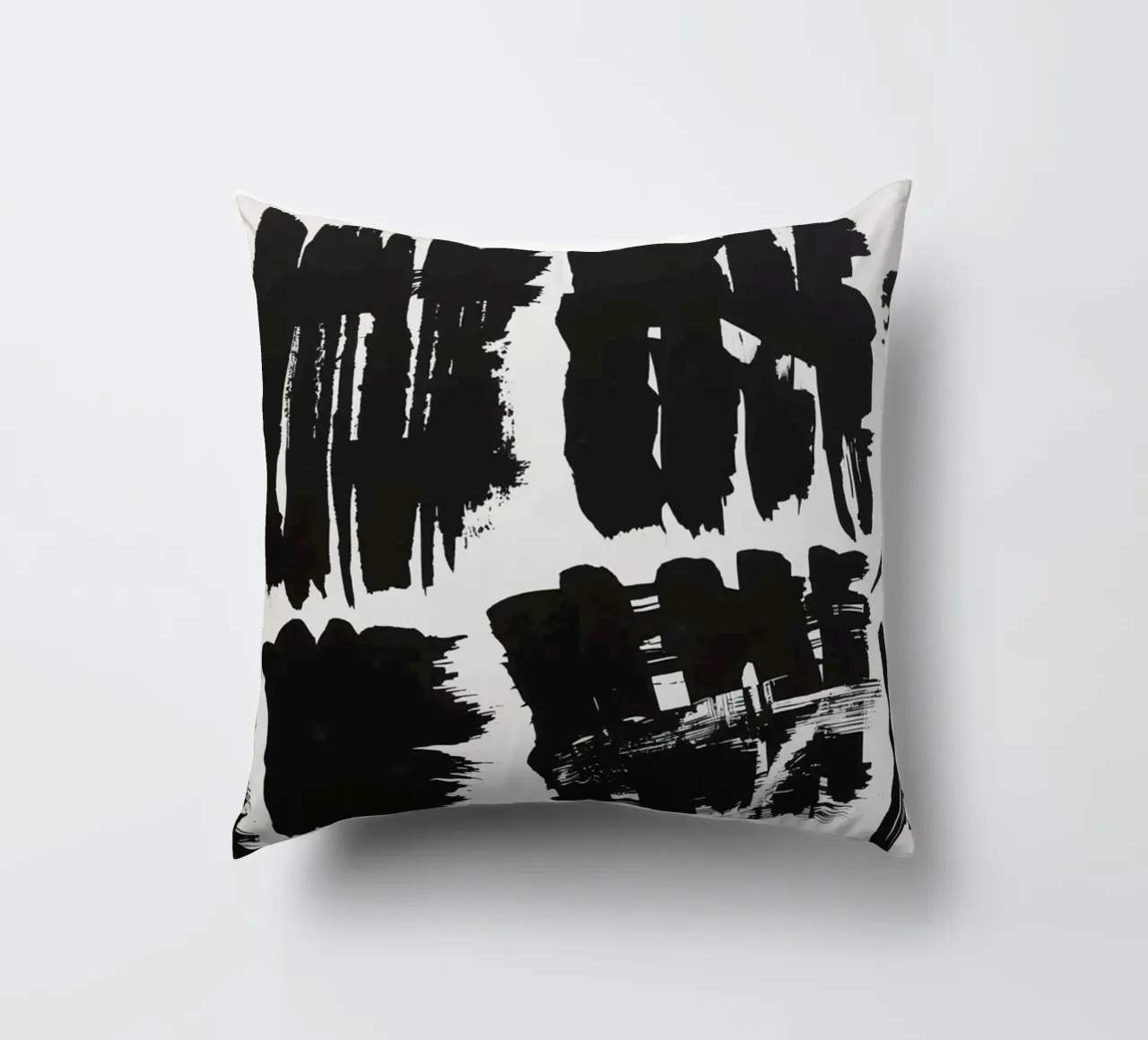 Pennellate astratte di inchiostro nero su sfondo bianco cuscino da DesignDoodle