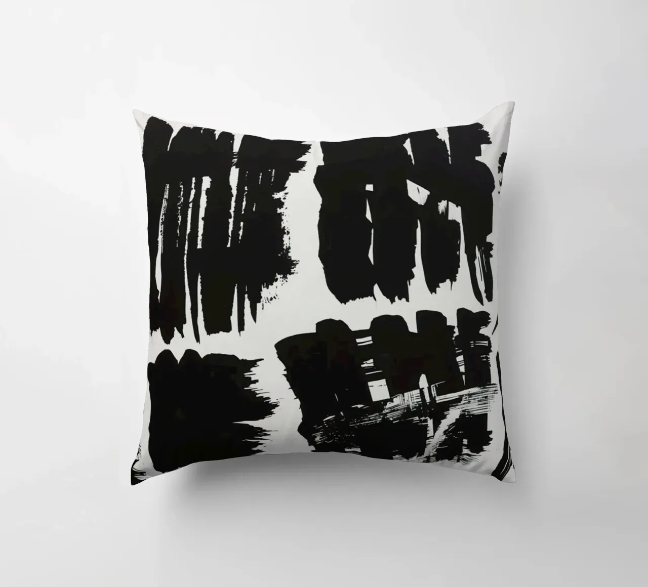 Pennellate astratte di inchiostro nero su sfondo bianco cuscino da DesignDoodle