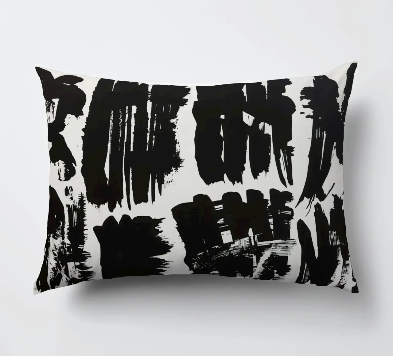 Pennellate astratte di inchiostro nero su sfondo bianco cuscino da DesignDoodle