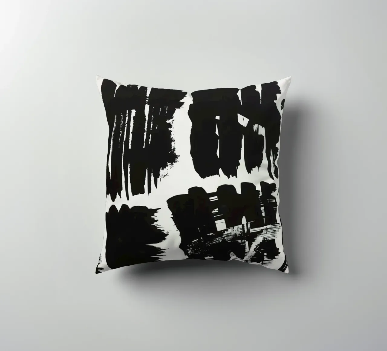 Pennellate astratte di inchiostro nero su sfondo bianco cuscino da DesignDoodle