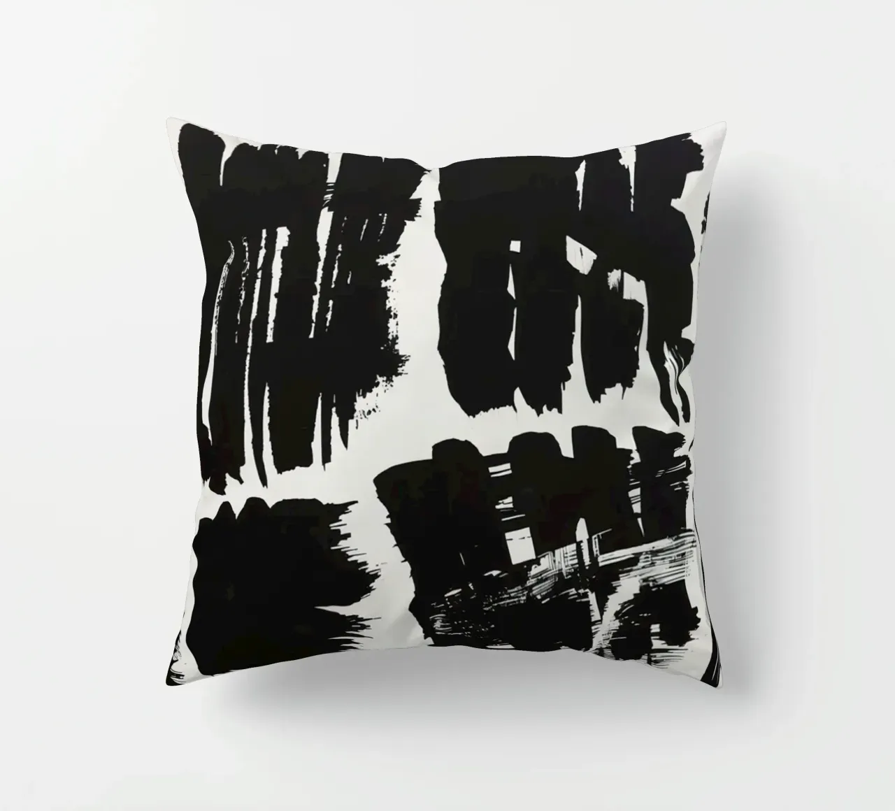 Pennellate astratte di inchiostro nero su sfondo bianco cuscino da DesignDoodle