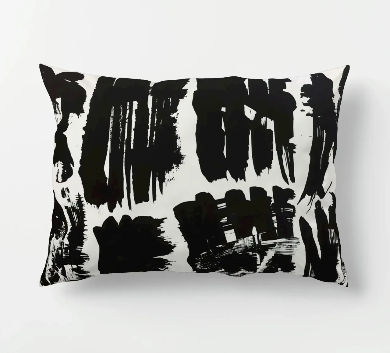 Pennellate astratte di inchiostro nero su sfondo bianco cuscino da DesignDoodle