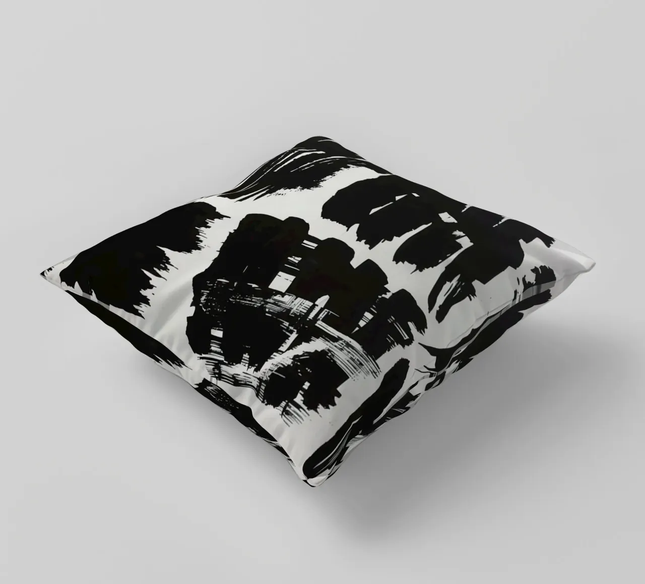 Pennellate astratte di inchiostro nero su sfondo bianco cuscino da DesignDoodle