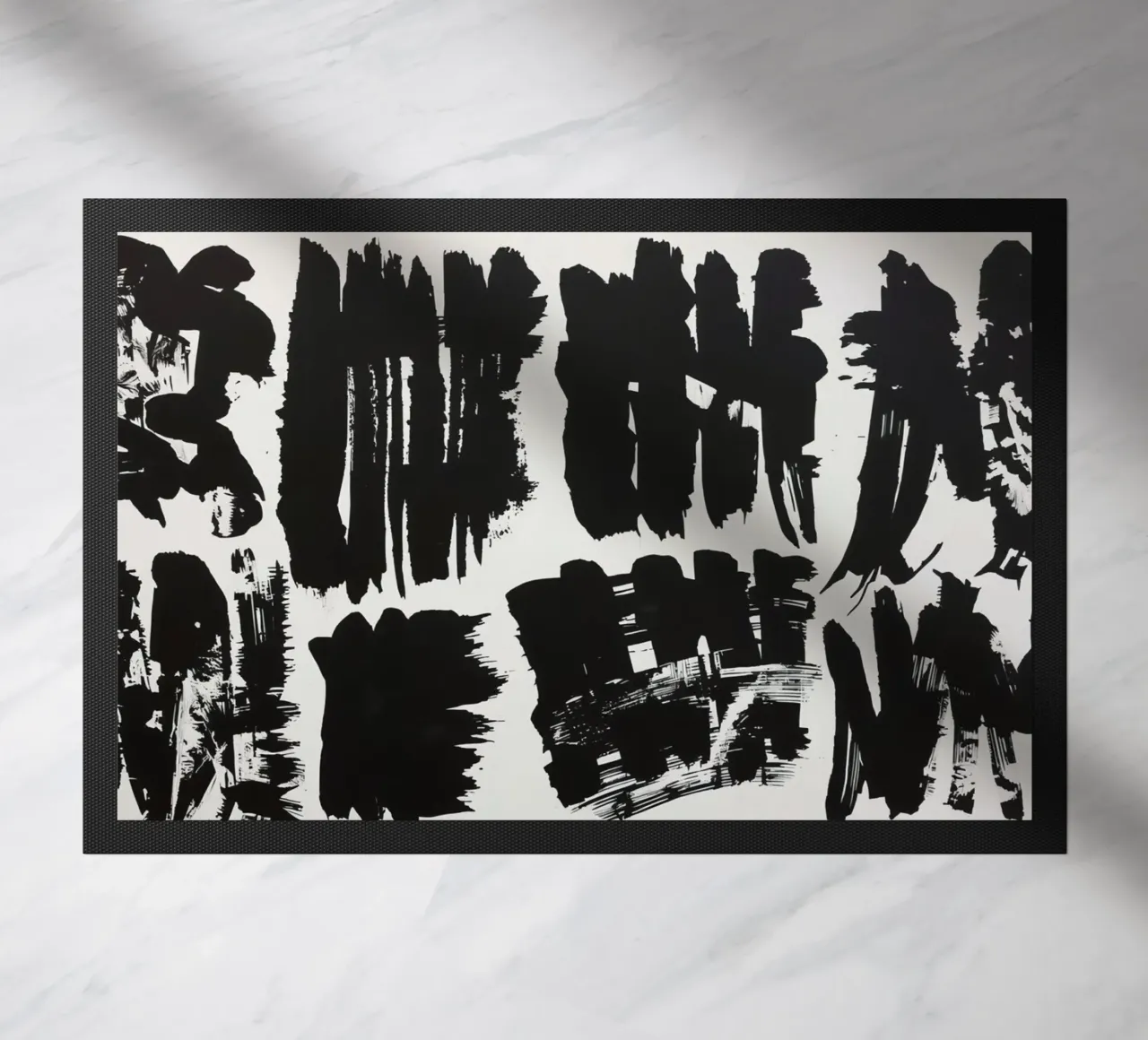 Pennellate astratte di inchiostro nero su sfondo bianco zerbino da DesignDoodle